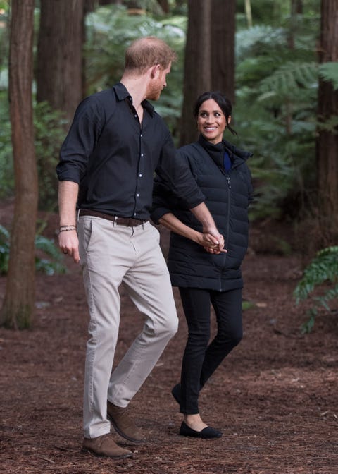 Dalam kunjungan terakhir tur kerajaannya, Meghan Markle rupanya meminjam jaket Pangeran Harry nih Teens (dok. Elle)