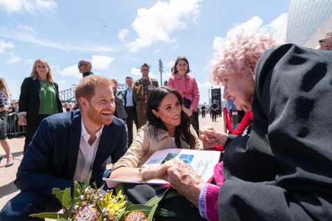 Pangeran Harry mengenalkan Meghan Markle kepada penggemar istimewanya itu (dok. Harper's Bazaar)