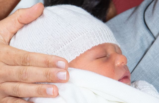 Il Duca Duchessa Di Sussex posa con il loro figlio appena nato