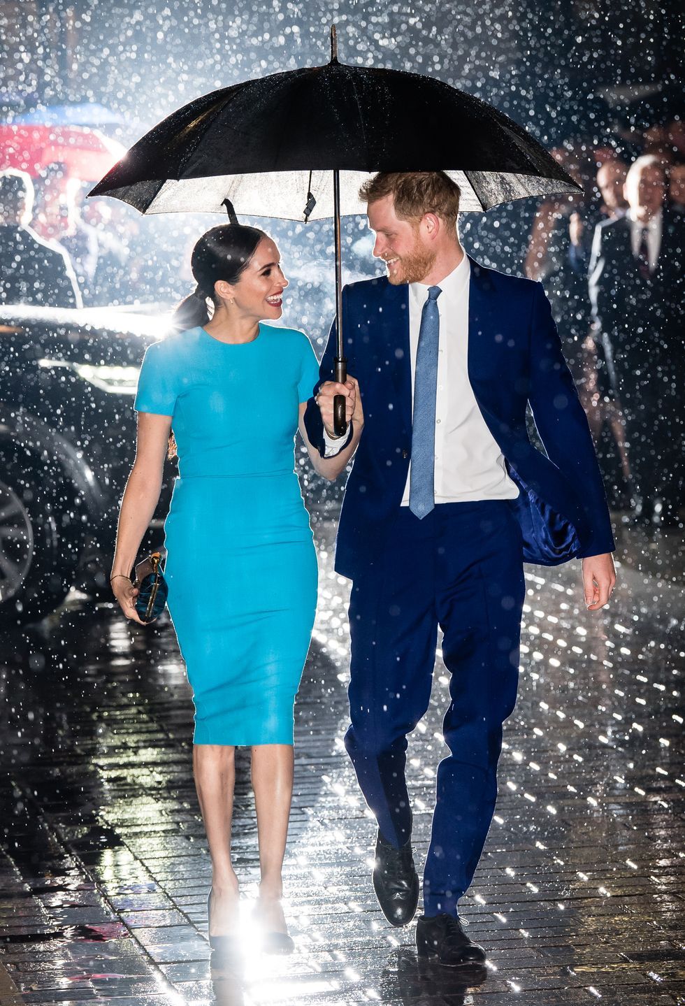 エレガンスも晴雨兼用 ロイヤルファミリーの傘差しスタイルアルバム