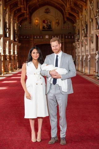 o duque, a duquesa de sussex pose com seu recém-nascido de som