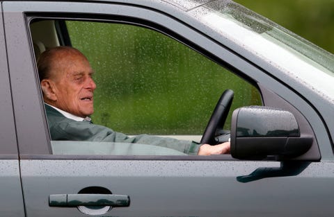 Prince Philip 97 Gives Up Driver S License A Month After Crash