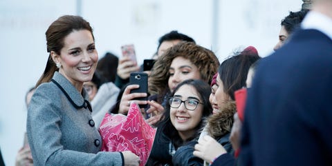 Kate Middleton sempat menjawab beebrapa pertanyaan dari penggemar saat ia berkunjung ke Leicester City (dok. Elle)
