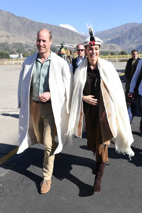 ウィリアム王子とキャサリン妃 パキスタンで民族衣装の羽飾りに挑戦