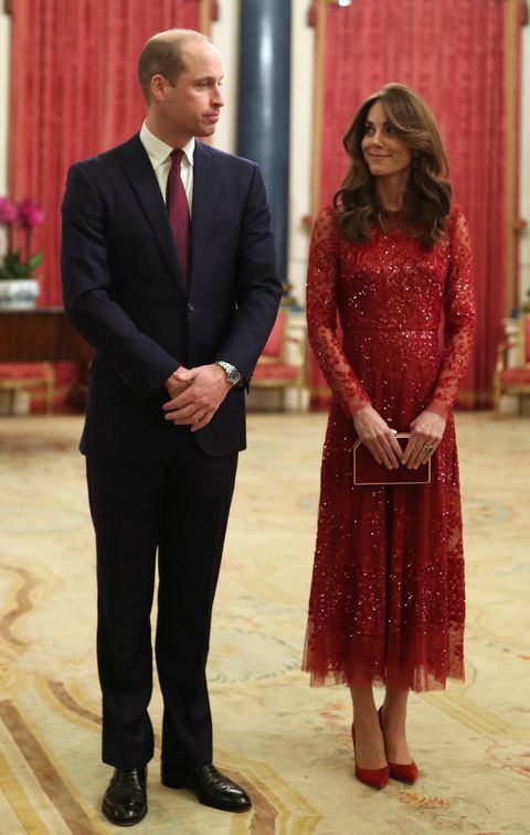 キャサリン妃、真紅のドレスで公務に出席｜ハーパーズ バザー（Harper's BAZAAR）公式