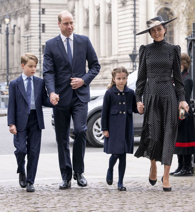 エディンバラ公フィリップ殿下の追悼式へ向かうウィリアム王子とキャサリン妃とジョージ王子とシャーロット王女