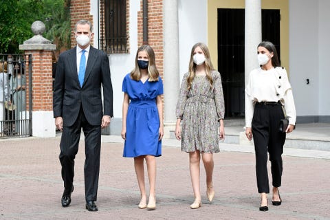 La princesa Leonor en su confirmación con los reyes Felipe y Letizia y la infanta Sofía la princesa leonor en su confirmación con los reyes felipe y letizia y la infanta sofía