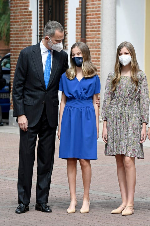 La princesa Leonor en su confirmación con la infanta Sofía. la princesa leonor en su confirmación con la infanta sofía