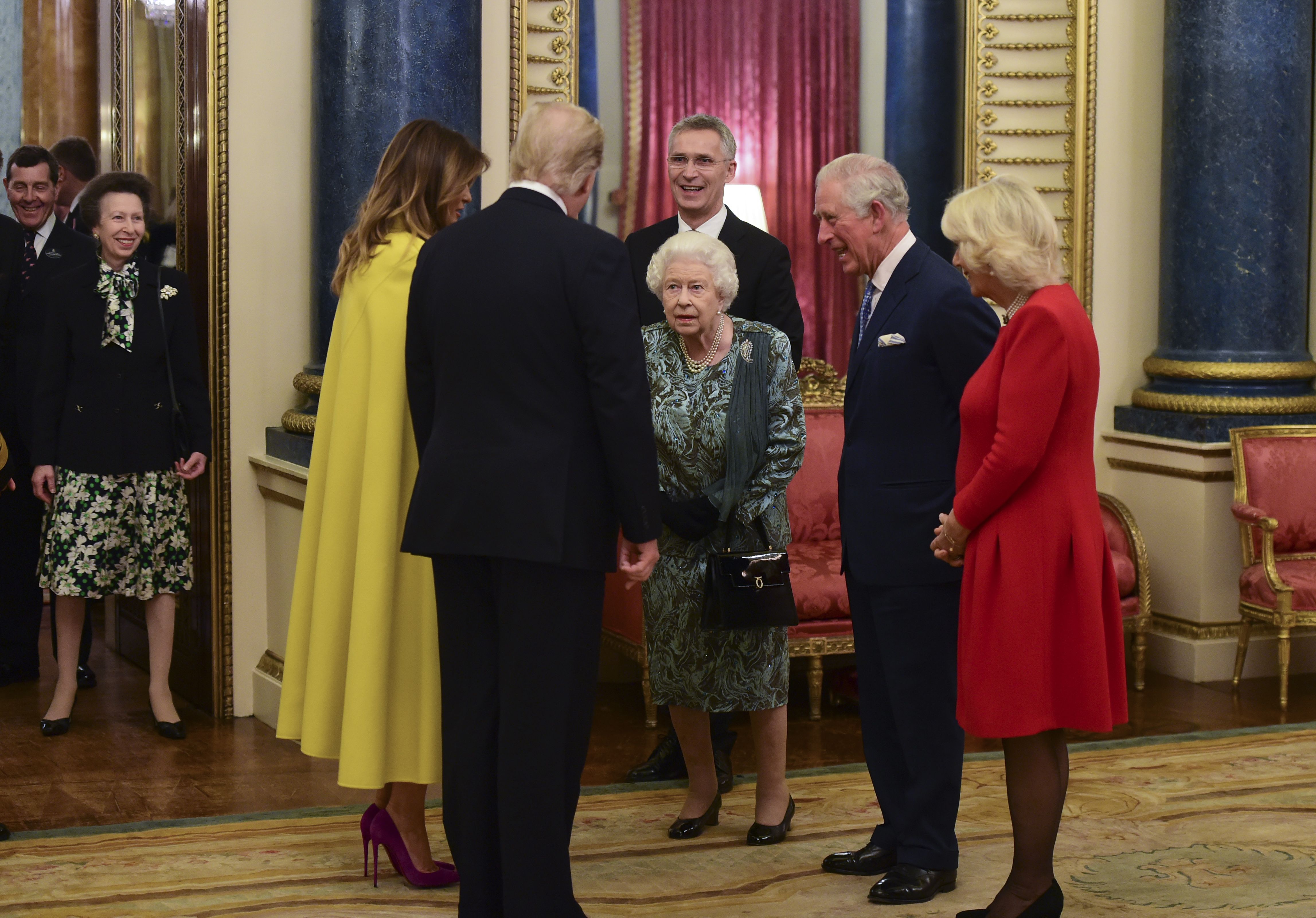 エリザベス女王に口答えした疑惑が浮上 アン王女 トランプ大統領との握手を笑顔で拒否