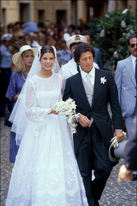 https://hips.hearstapps.com/hmg-prod.s3.amazonaws.com/images/princess-caroline-of-monaco-and-phillipe-junot-wedding-dress-1516605743.jpg?crop=1.00xw:0.985xh;0,0.0145xh&resize=480:*