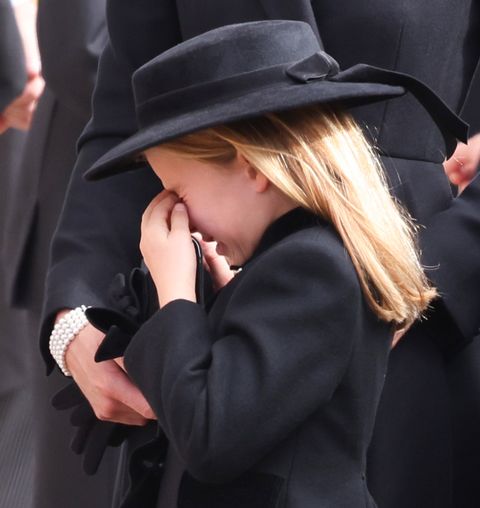 la hija de guillermo y kate llora en el funeral de la reina isabel ii