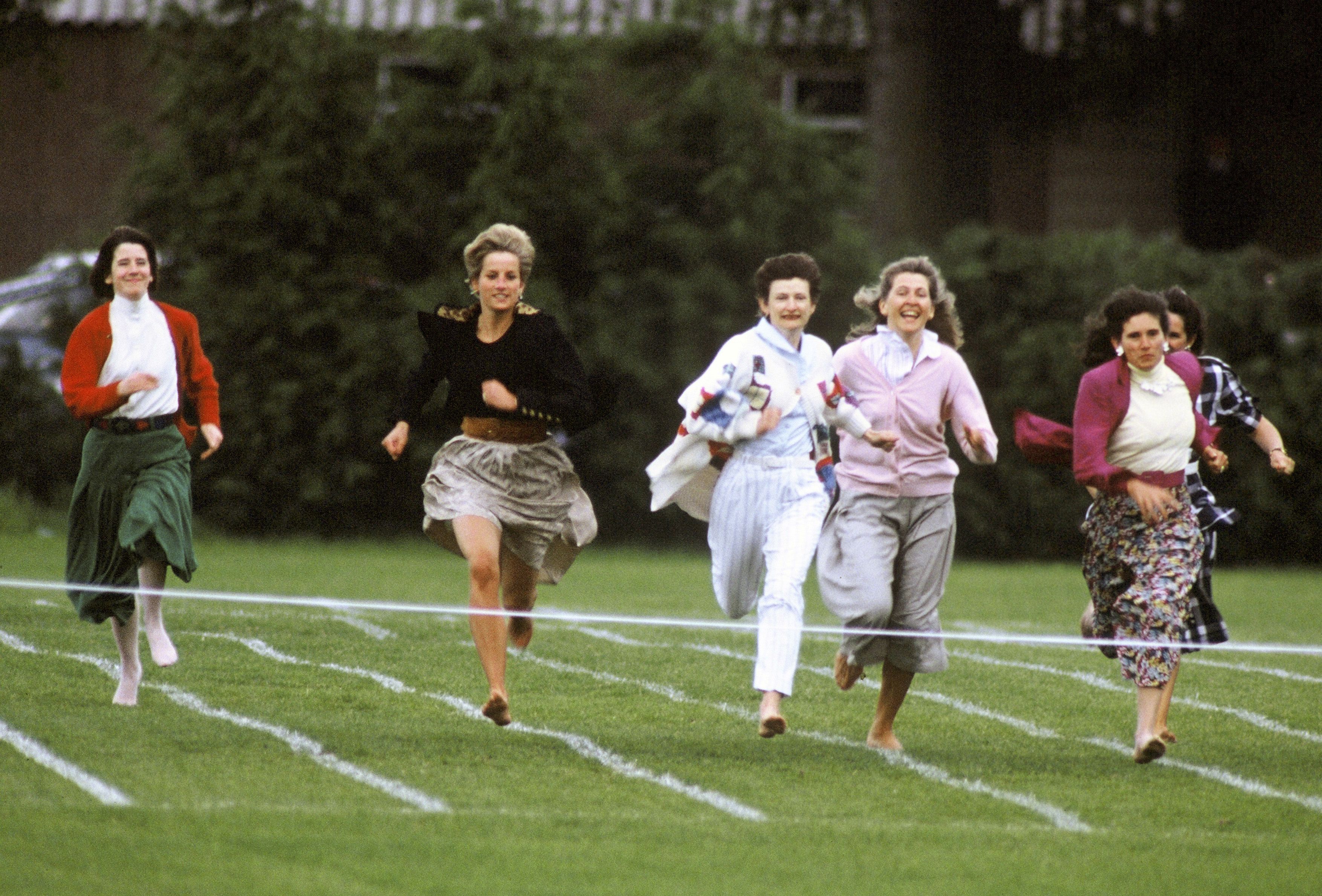 ダイアナ妃が1991年のヘンリー王子の運動会で走っている動画が再浮上 ハーパーズ バザー Harper S Bazaar 公式