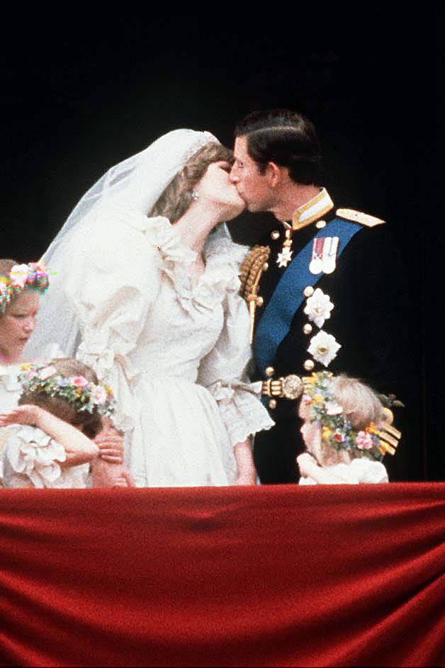 Featured image of post Princess Diana Wedding Dress Wrinkled