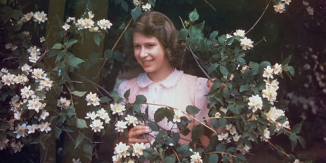 35 Rare Photos Of Queen Elizabeth Young Queen Elizabeth Childhood