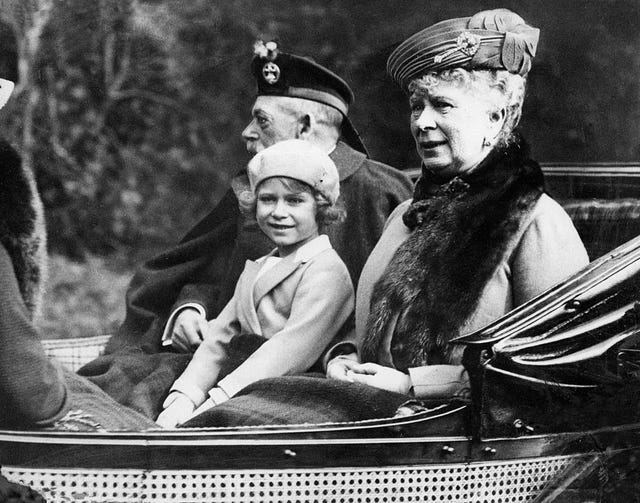 Prinzessin Elizabeth sitzt in der Pferdekutsche mit ihren Großeltern King George V und Queen Mary auf dem Weg bac