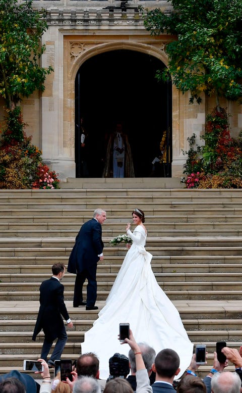 Princess Eugenie S Wedding Dress In Pictures Princess Eugenie Wedding Dress