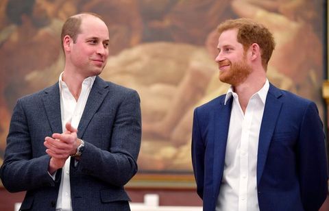 Prins William en Prins Harry lachen naar elkaar