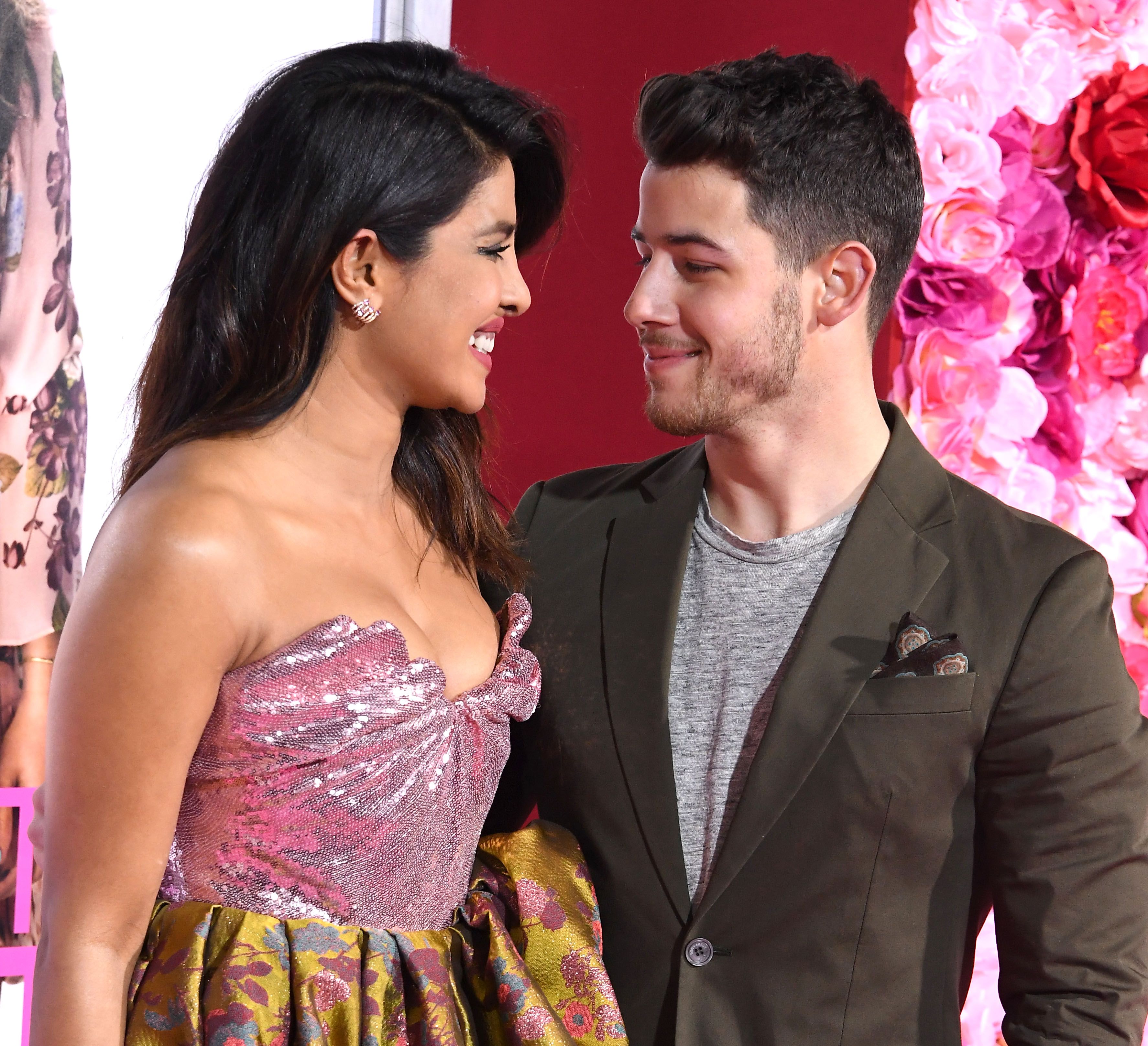 Nick Jonas verrät, wie die Liebesgeschichte zwischen ihm und Priyanka Chopra begonnen hat