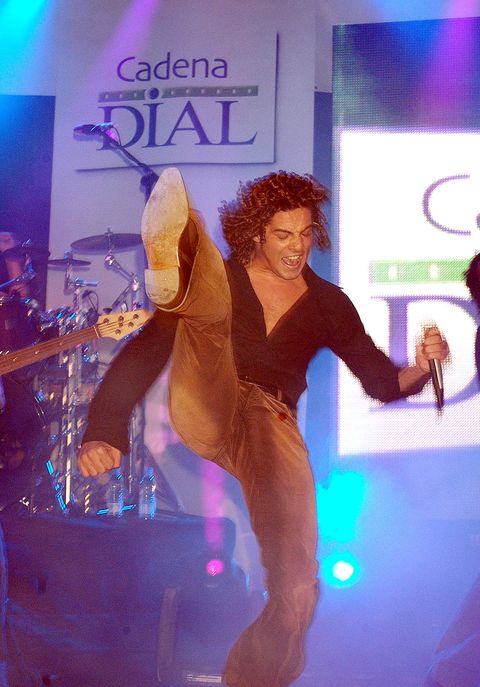 prizes chain dial 2002 david bisbal in concert during the ceremony of delivery of the prizes chain dial 2002