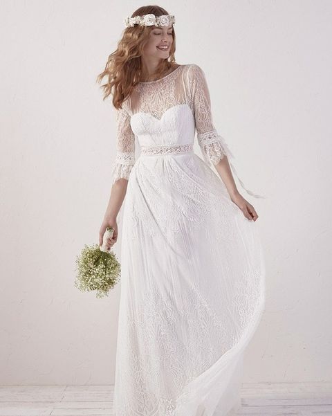「プロノビアス」のロマンチックでヴィンテージライクなドレスを着たモデルの写真。