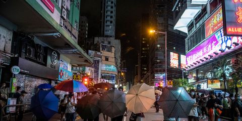 Hong Kong Protesters Surround Mong Kok Police Station