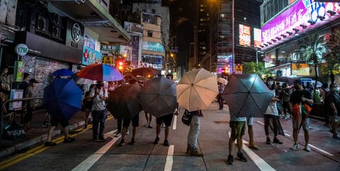 Hong Kong Protesters Surround Mong Kok Police Station