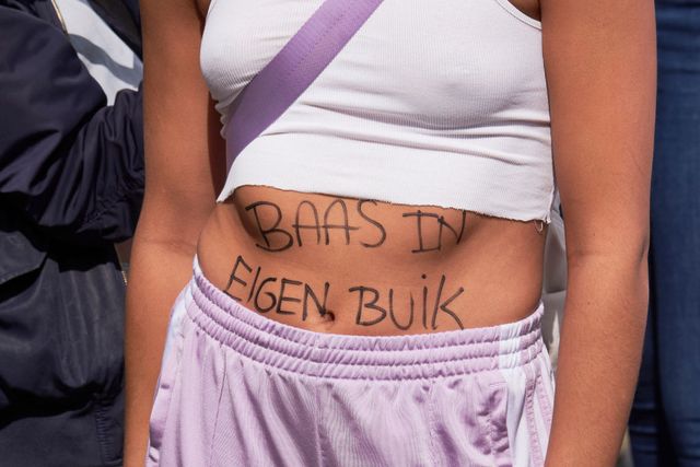 activist tijdens het abortusprotest in amsterdam