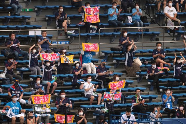 varios espectadores con mascarilla pueblan las gradas de un partido de beisbol en japón el 10 de julio de 2020, en plena pandemia de la covid 19