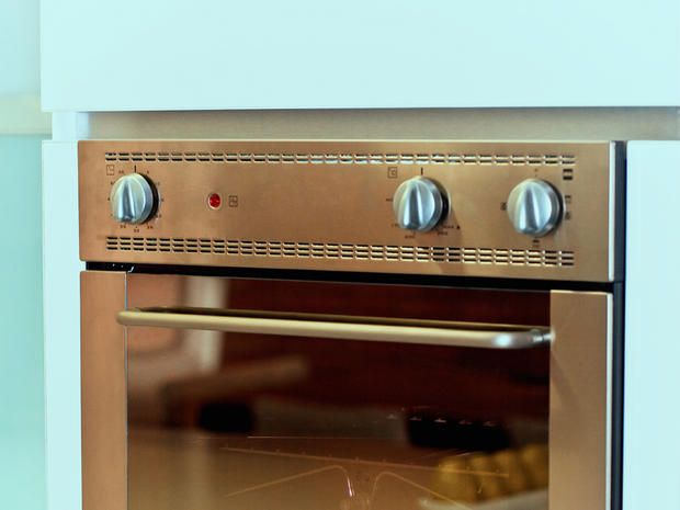 Pulire il forno elettrico e a microonde con bicarbonato e aceto Pulire forno con bicarbonato