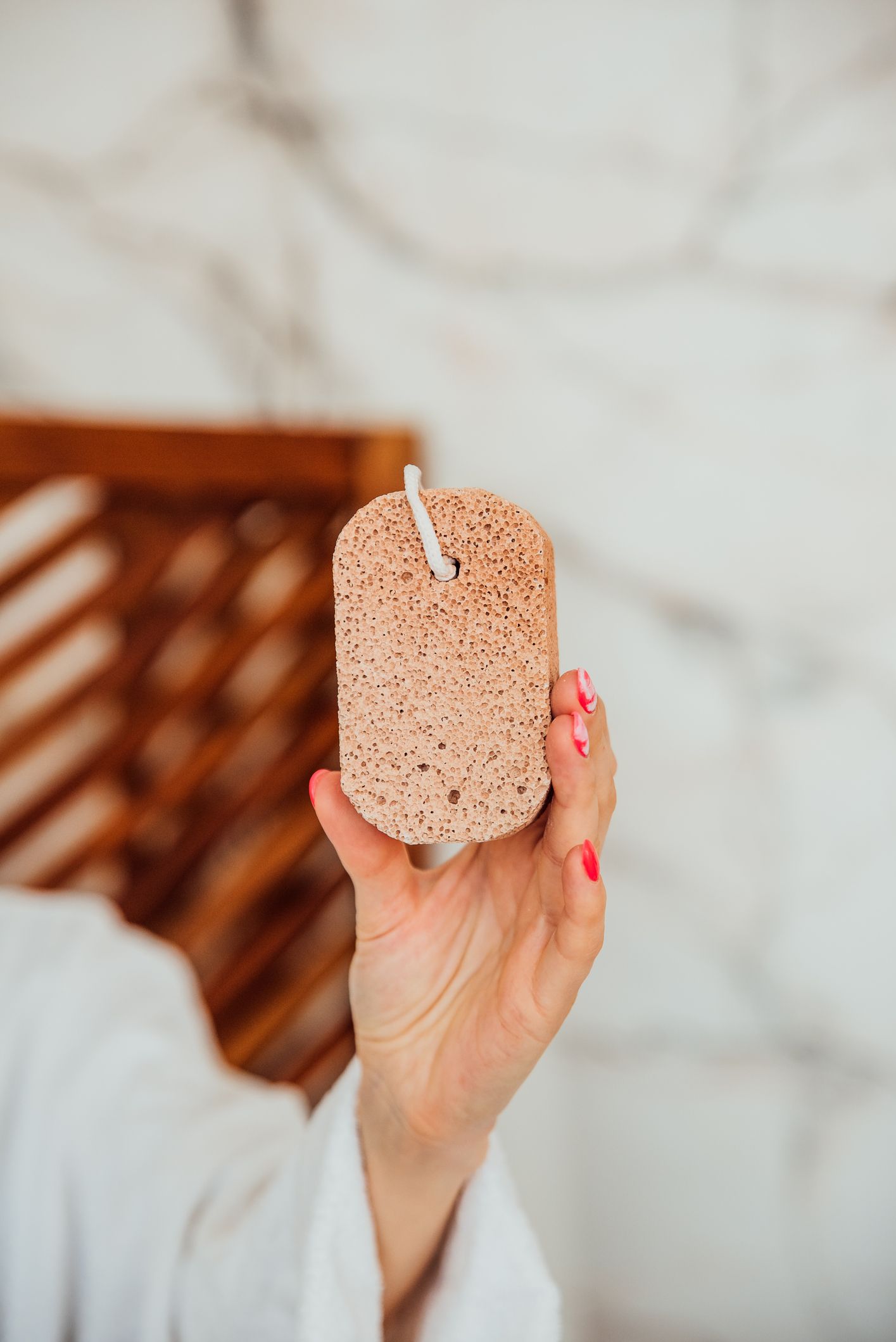 軽石」を使った角質ケアの方法と注意点｜皮膚科医が解説