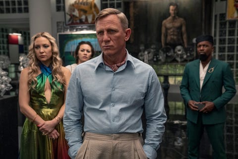 puñales por la espalda-el misterio de glass onion glass onion a knives out mystery 2022 l r kate hudson as birdie, jessica henwick as peg, daniel craig as detective benoit blanc, and leslie odom jr as lionel cr john wilsonnetflix © 2022