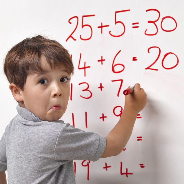 un niño desconcertado frente a una pizarra con operaciones matemáticas