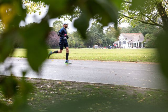 un runner participa en una carrera virtual