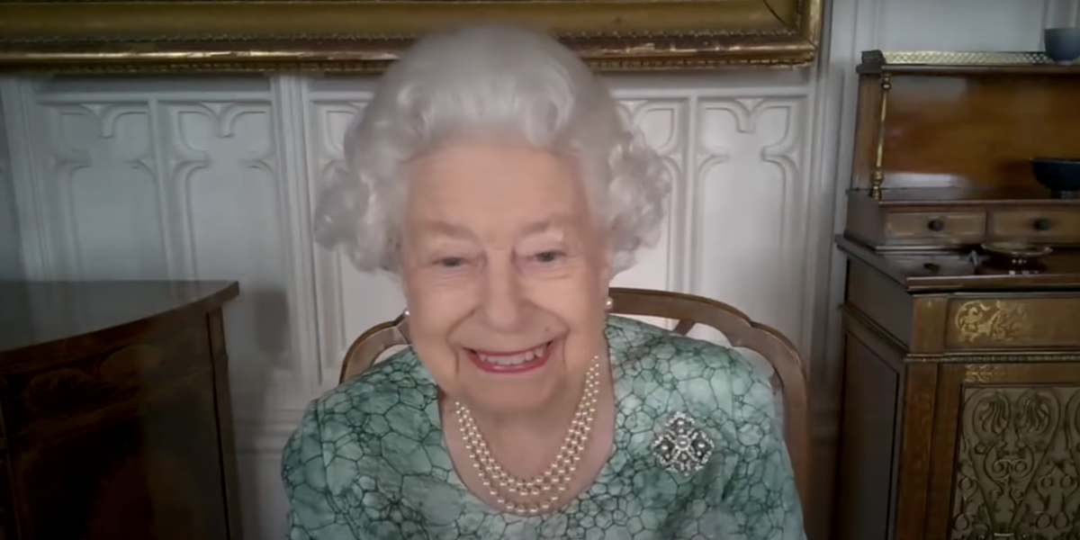 La reazione della regina Elisabetta alle immagini di Marte scattate dal Rover della NASA