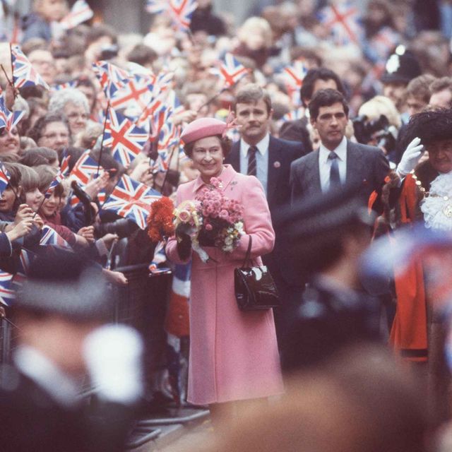 ロンドン南東にあるケントで、市民の歓迎を受けるエリザベス女王