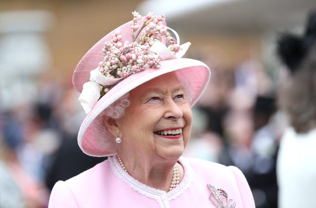 The Crowns Olivia Colman Pays An Emotional Tribute To The Queen