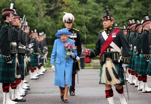 Queen Elizabeth, Prince William, & Princess Anne's 2021 Scotland Trip ...