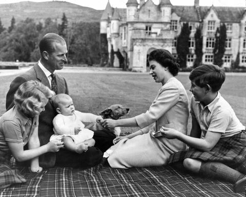 الملكة إليزابيث الثانية وزوجها الأمير فيليب دوق إدنبرة مع أطفالهما الأميرة آن والأمير تشارلز (