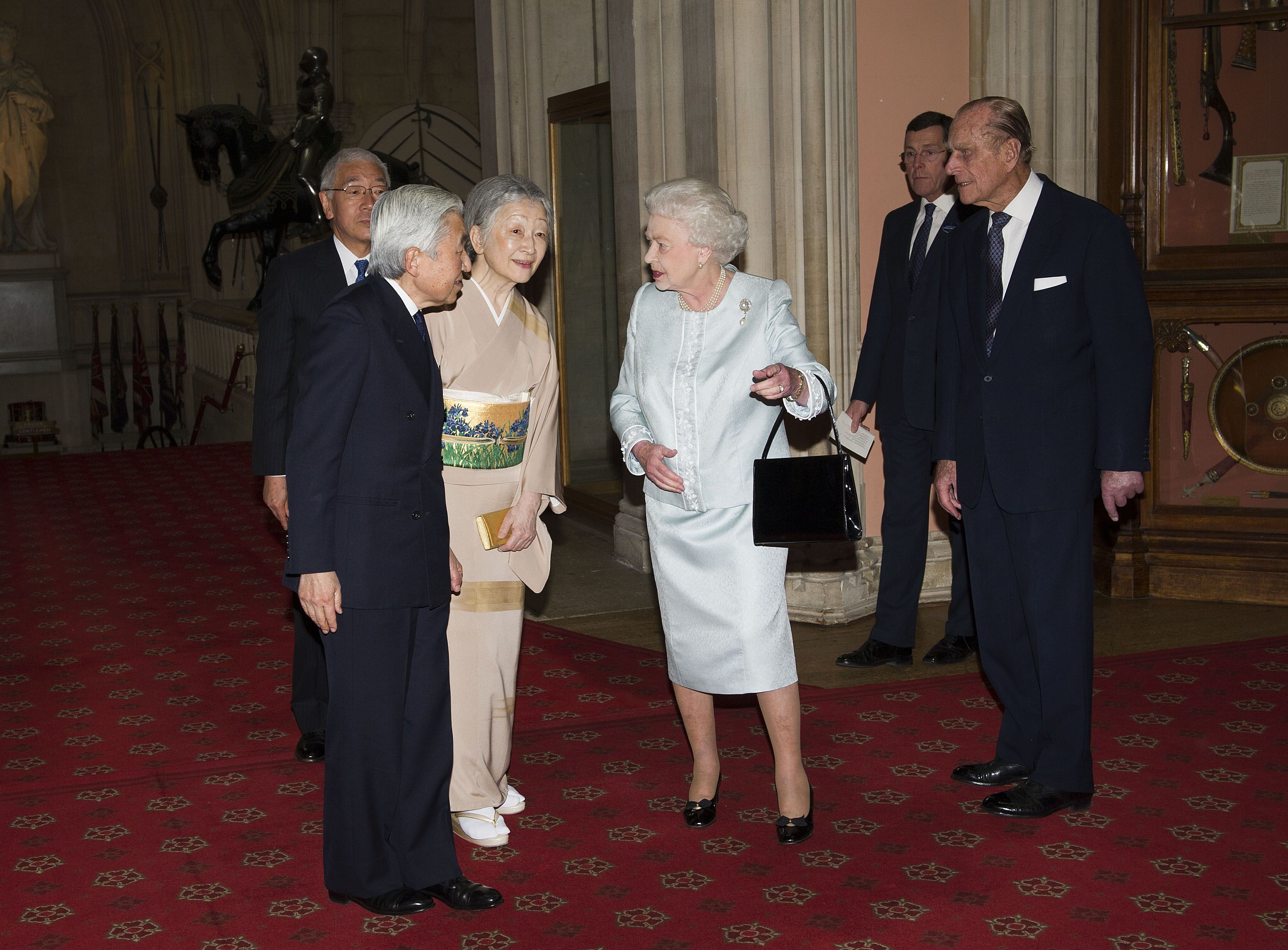 天皇皇后両陛下を自らエスコートしたエリザベス女王。特別な日英の絆の