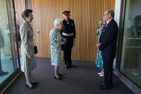queen elizabeth ii visits thames hospice