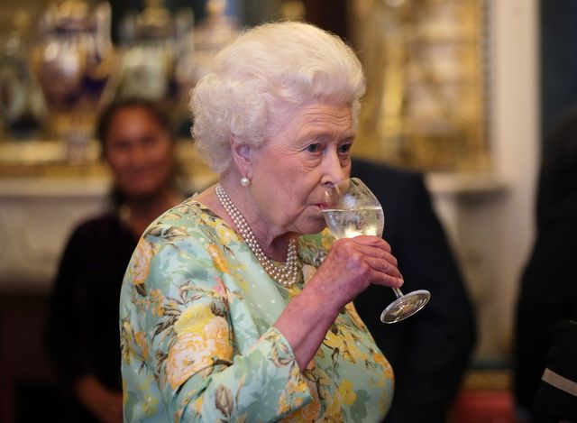 エリザベス女王　お酒　飲酒　健康　引退