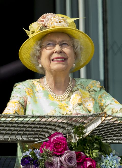Queen Elizabeth Wearing Florals - 70+ Photos of Queen Elizabeth in ...