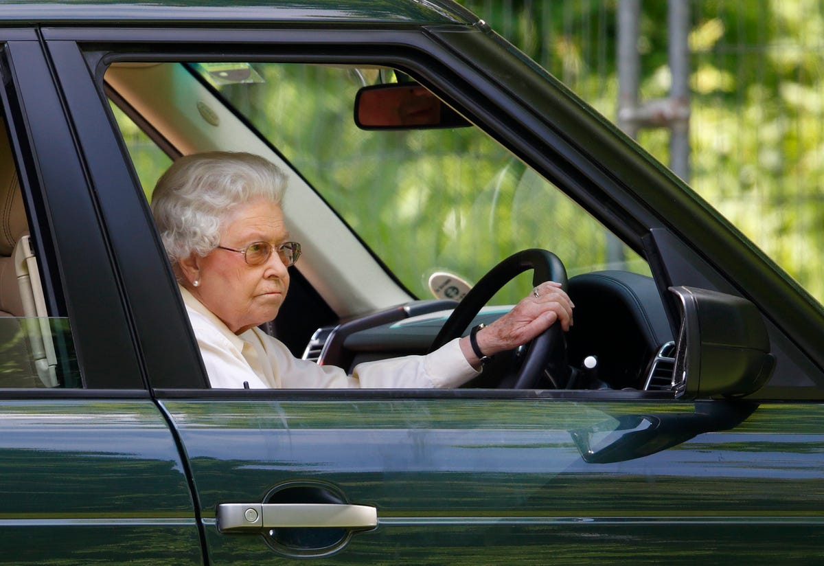 御年94歳 エリザベス女王が自ら運転をするベストショット