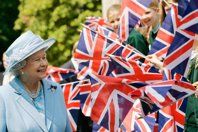 エリザベス女王,記念碑,記念像,英国王室,議論