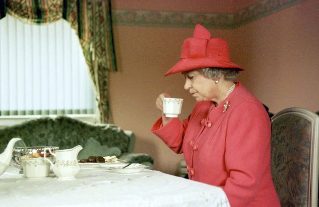 王室の専属シェフだったダレン・マグレディ氏によると、エリザベス女王にとってお茶は「沸騰したお湯でいれなければならない」ものだとか。そして、女王が最も好む食事は、アフタヌーンティーとのこと。いつでも規則正しくテーブルに着き、その日のスコーンやミニケーキを、紅茶とともに楽しんでいたという。