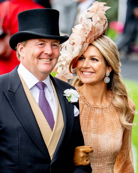 royal ascot 2019, willem alexander, máxima, koningin, koning, hoed en jurk in zalmroze