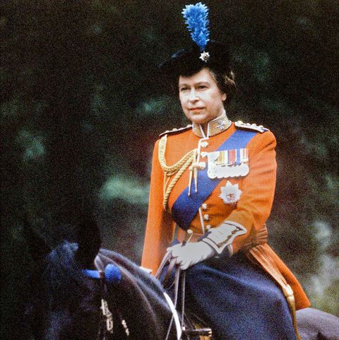 19 Wonderful Photographs of The Queen With Horses
