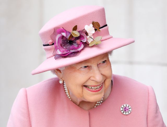 エリザベス女王の帽子デザイナーが明かす、ロイヤルハットの作り方