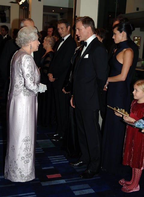 Celebrities Meeting Queen Elizabeth Photos - Celebrities 