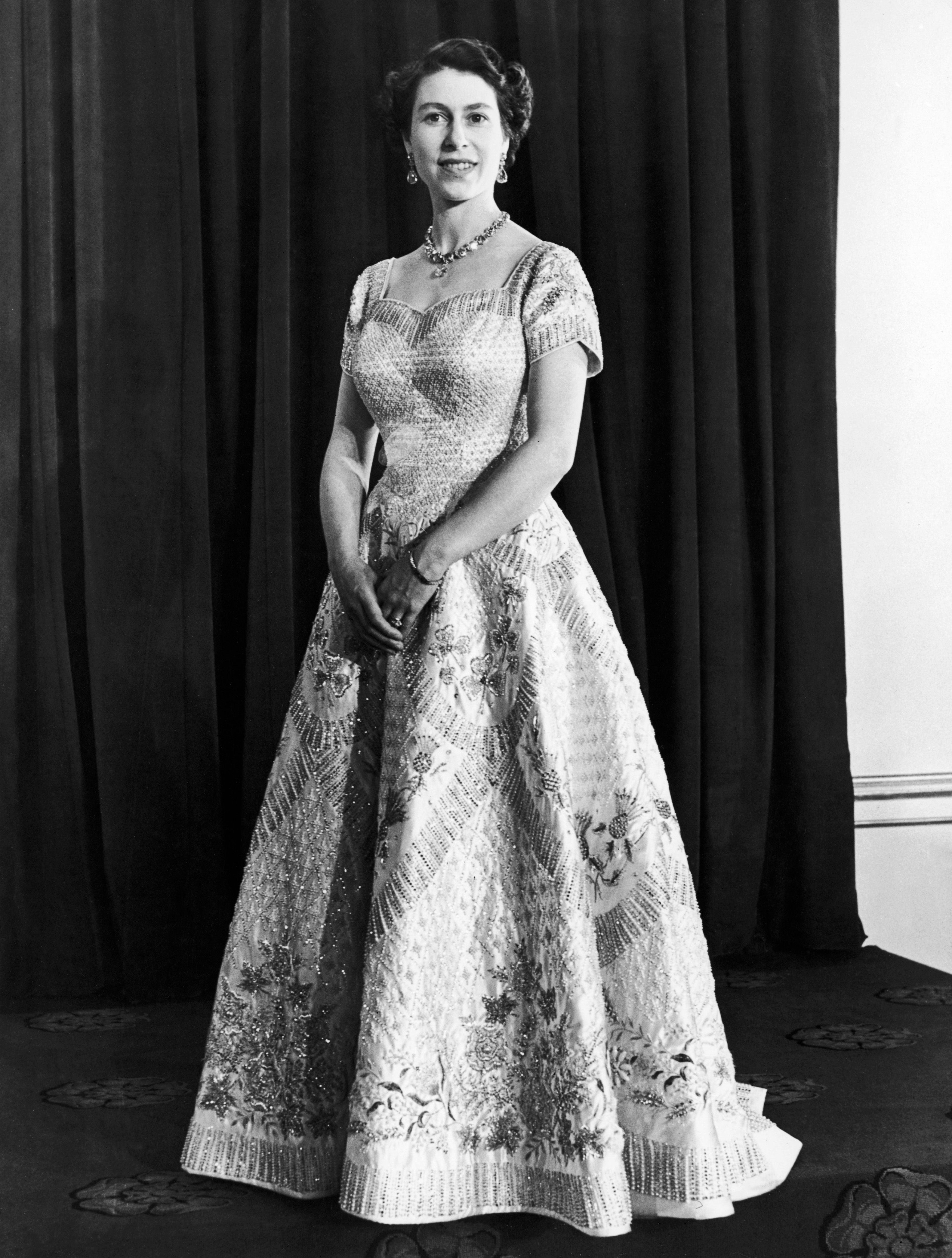 Queen Elizabeth's 1953 Coronation Dress ...
